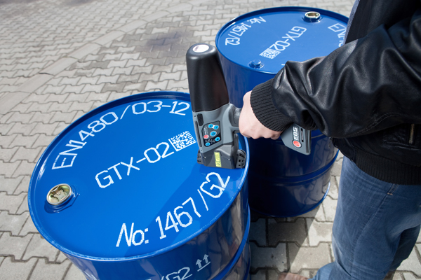 德国EBS大字符手持式喷码机油漆桶标应用